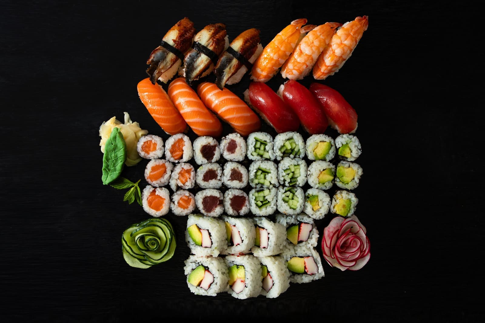 Elegant angerichtetes, frisches Sushi, serviert